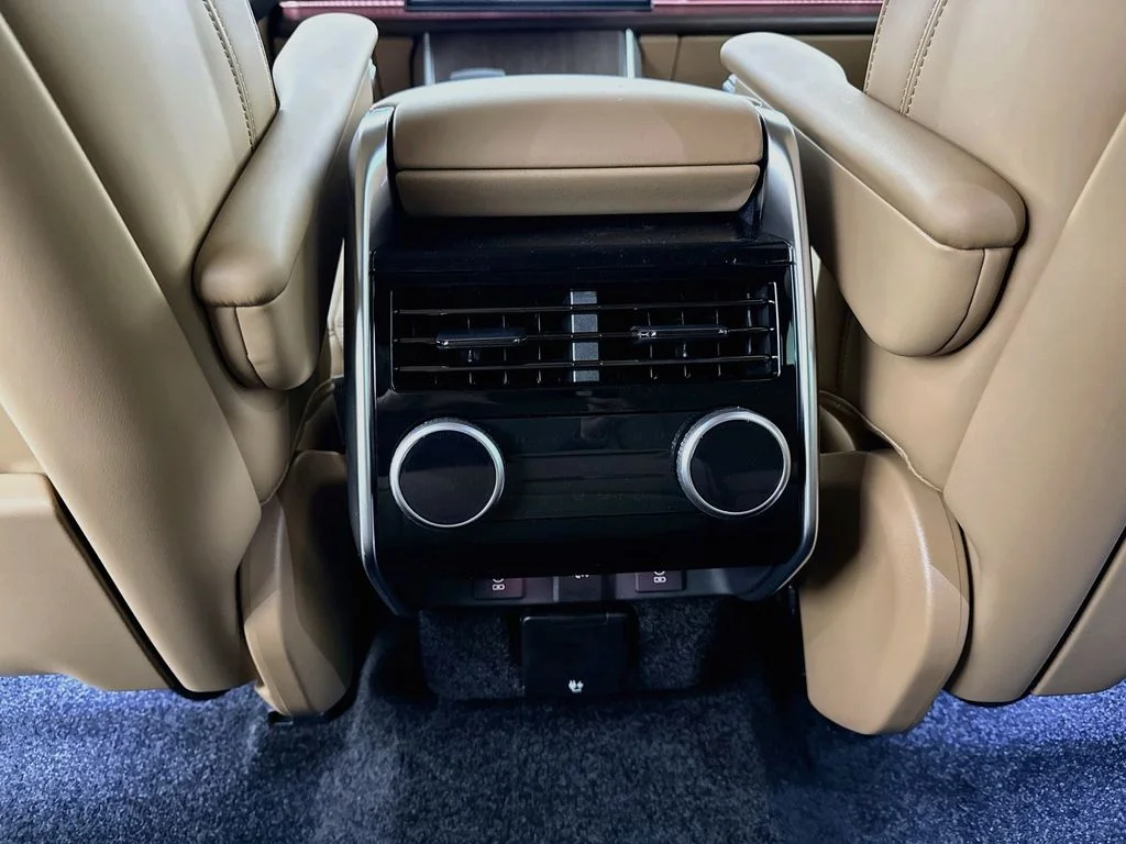 New 2027 Belgravia Green Land Rover SE image 27