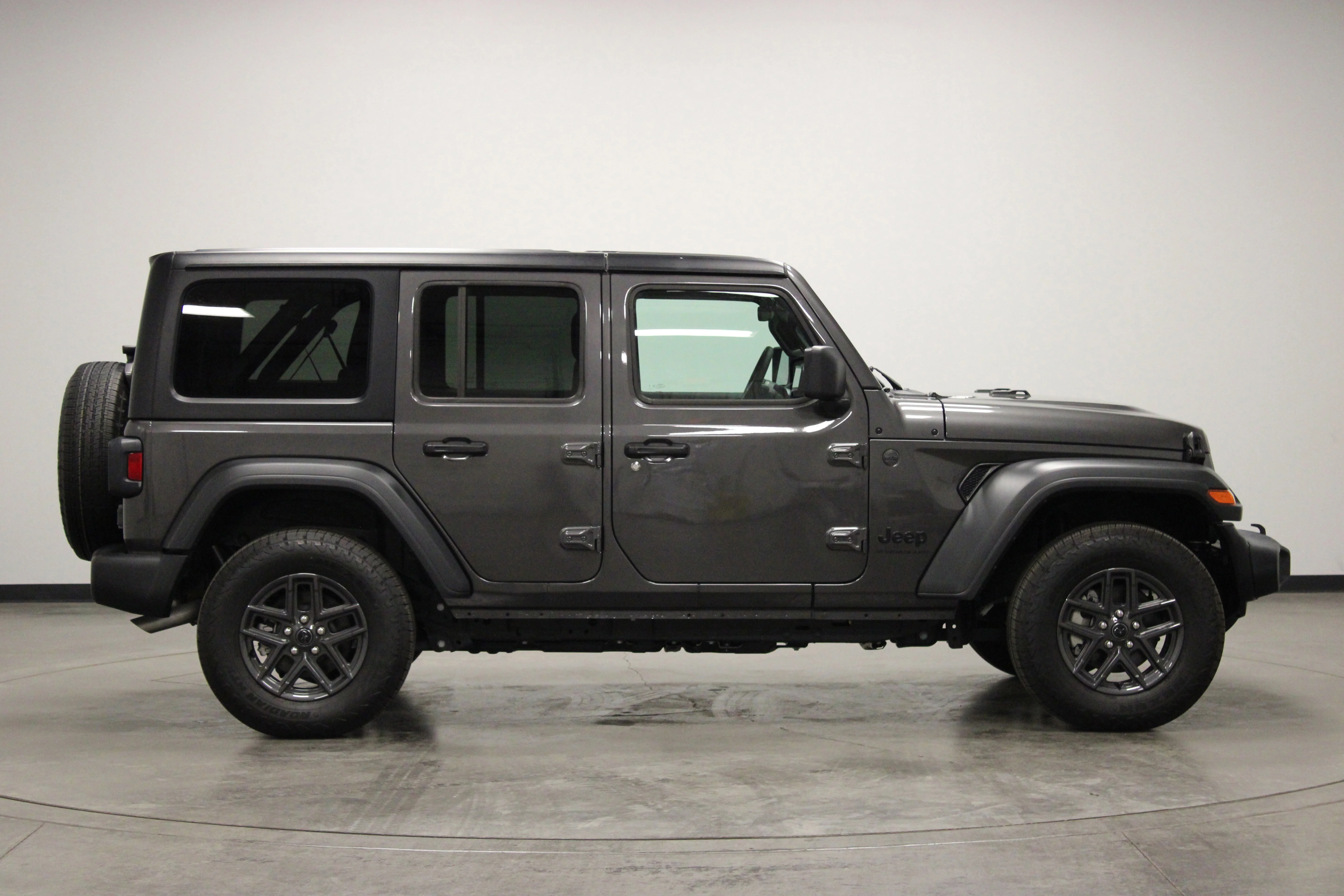 Used 2025 Granite Crystal Metallic Clearcoat Jeep Sport S image 9