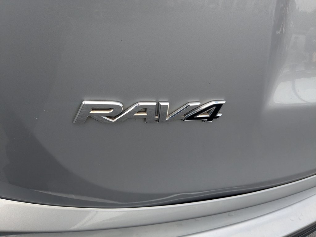 Used 2018  Toyota LE image 28