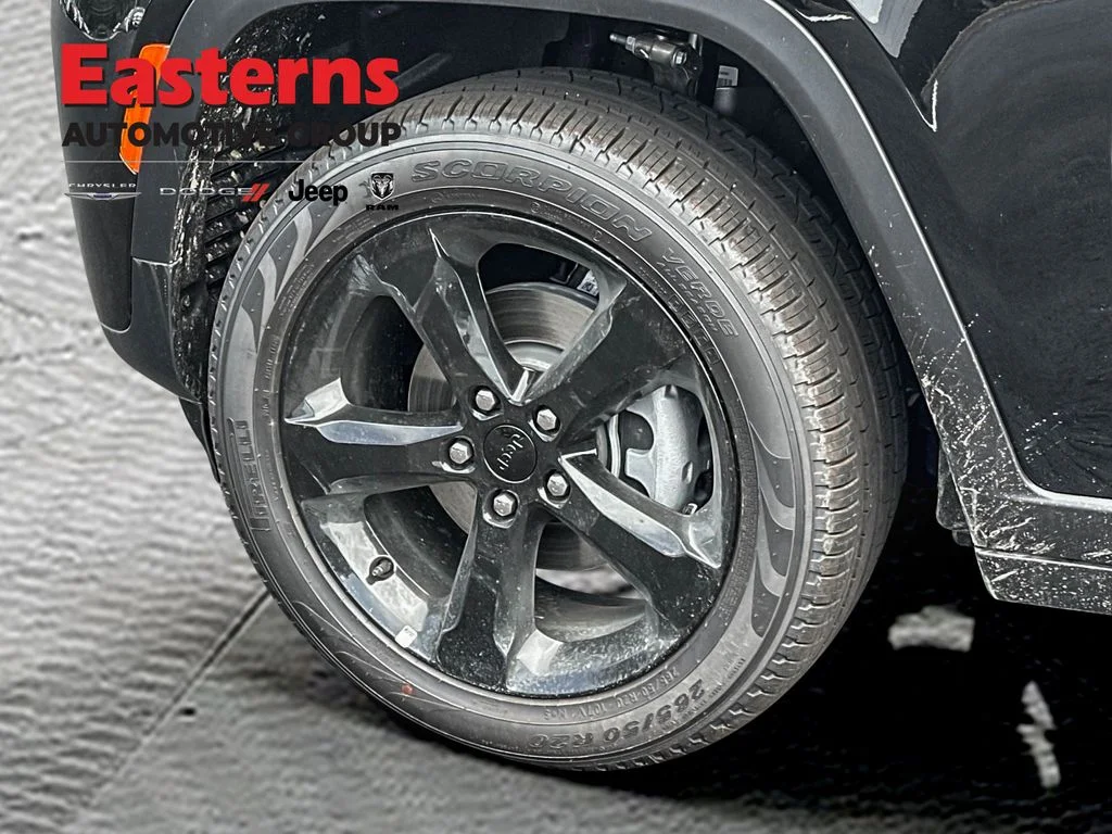 New 2026 Diamond Black Crystal Pearl-Coat Exterior Paint Jeep Limited image 28