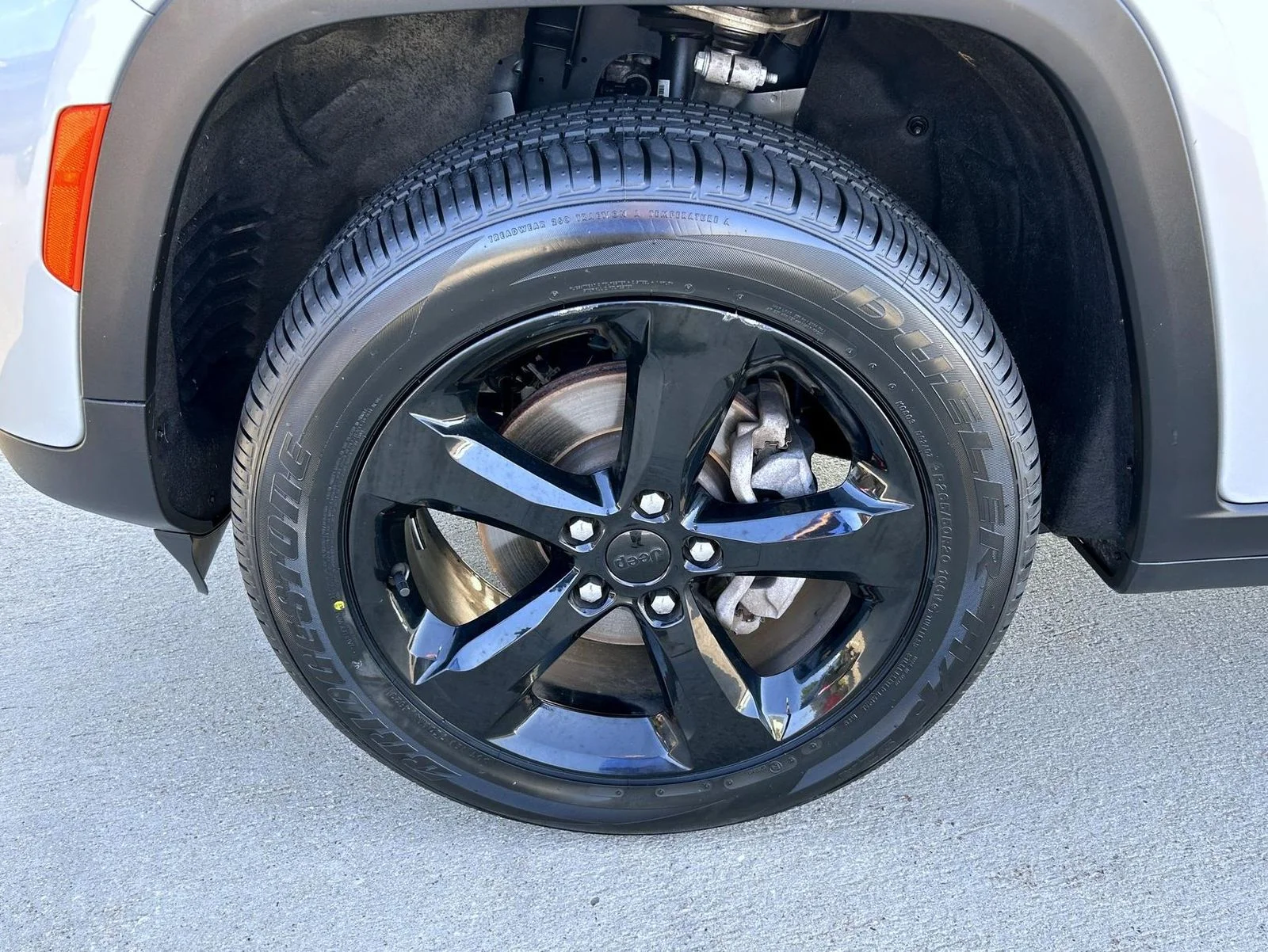 Used 2023 Silver Jeep Altitude X image 22