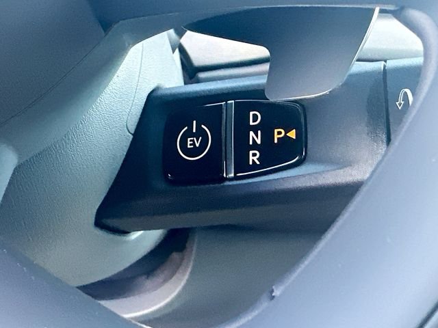 New 2026 Glacial White Kia Wind AWD image 17