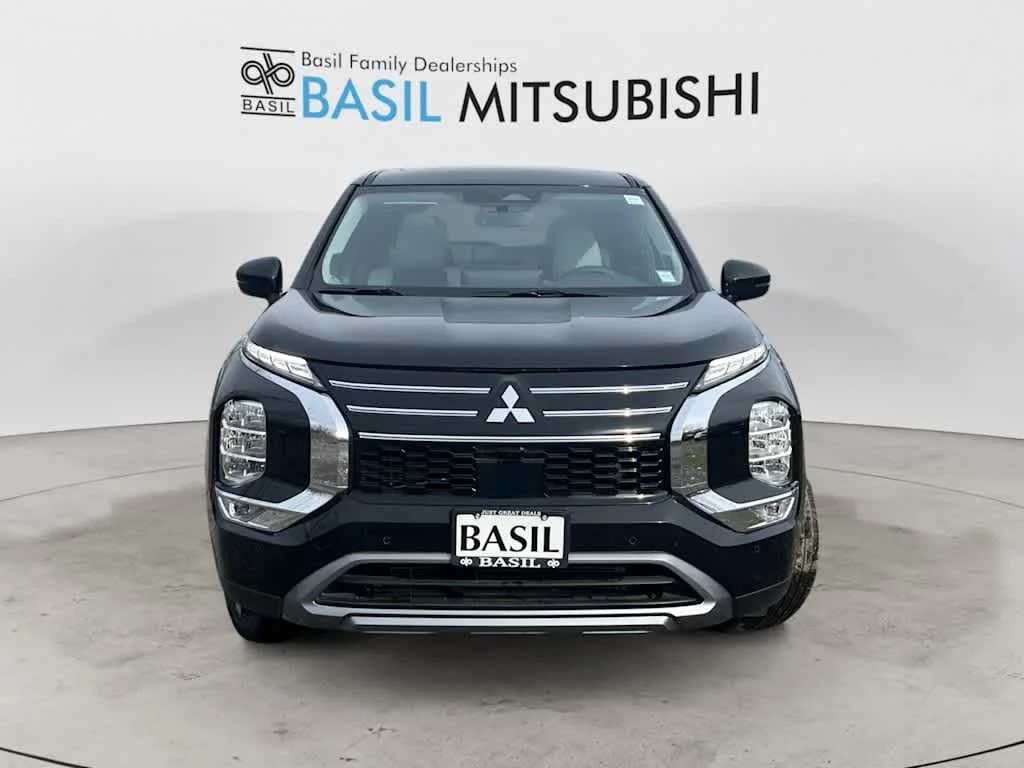 New 2026 Labrador Black Pearl Mitsubishi SE image 7