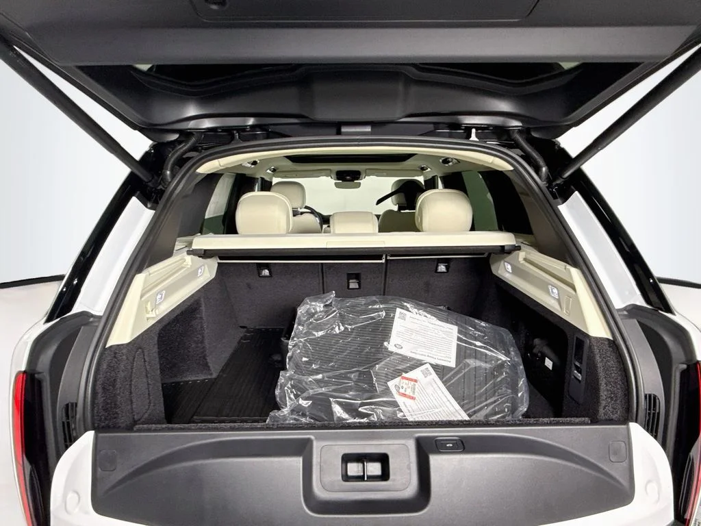 New 2026 Fuji White Land Rover SE image 28