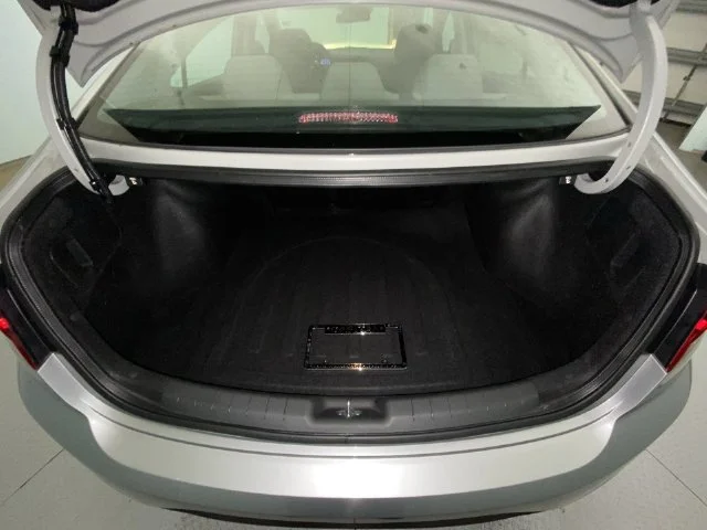 Used 2020 Silver Hyundai SE image 22