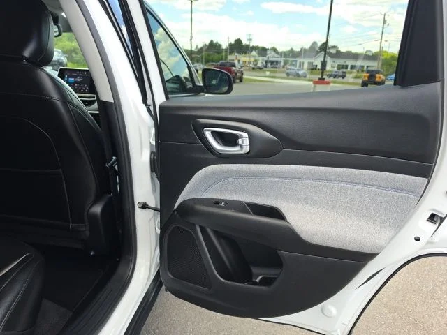 Used 2022 White Jeep Latitude image 12