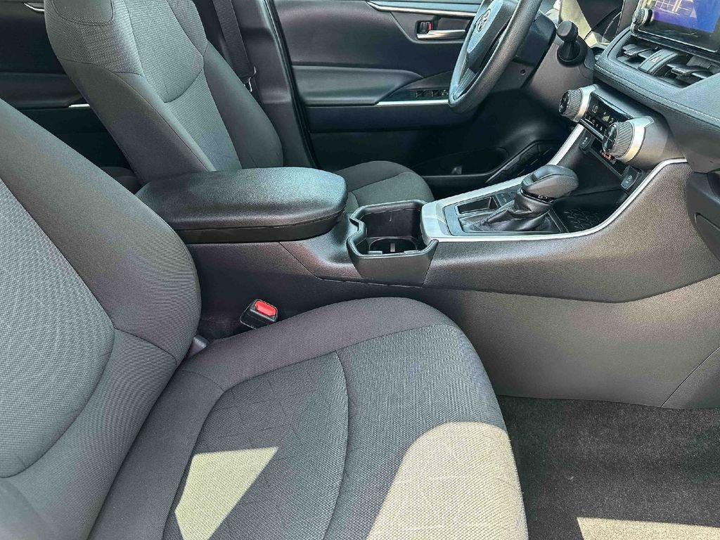 2025 Toyota RAV4 XLE - Photo 22