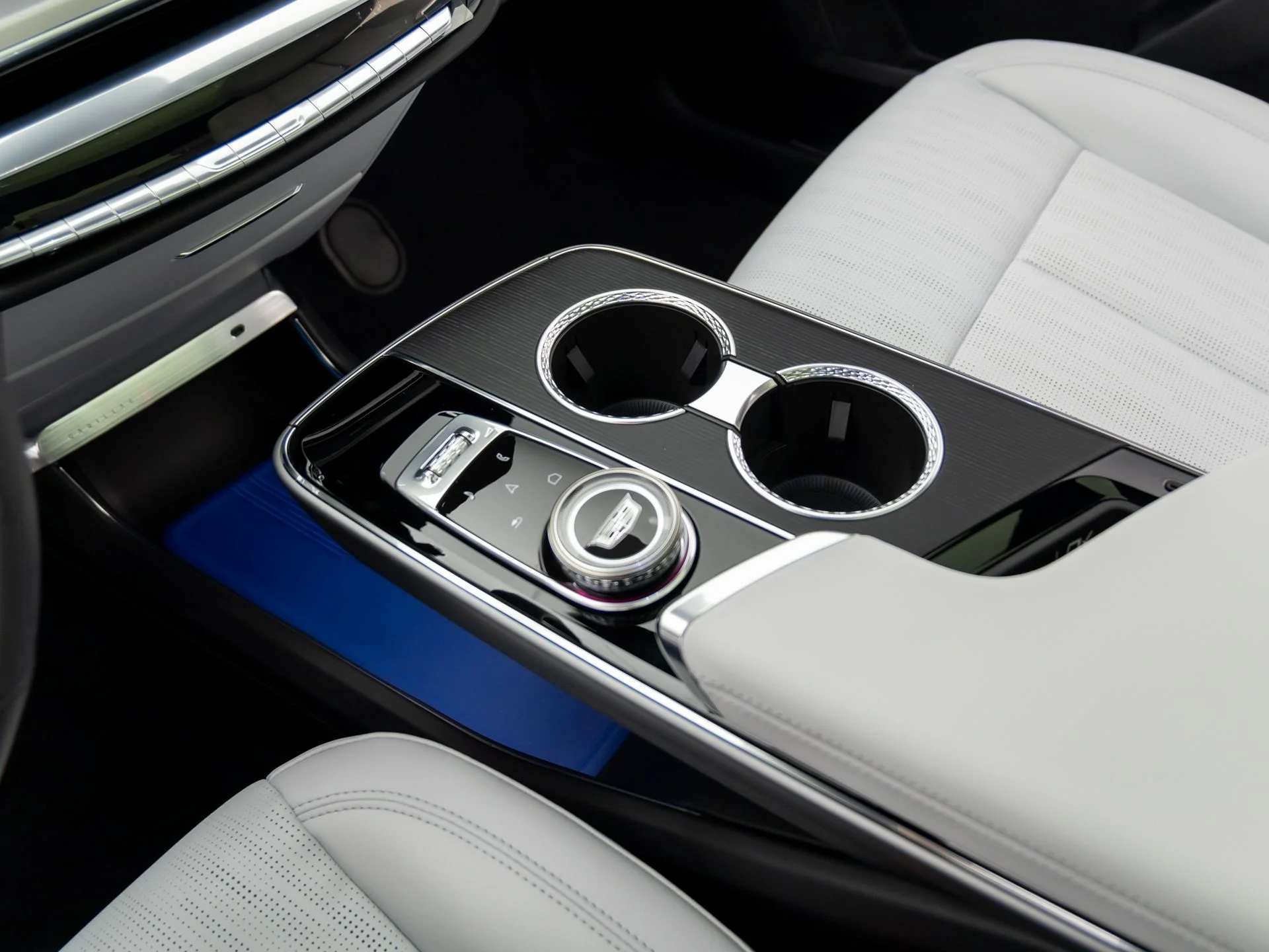 Used 2025 White Cadillac Sport image 13