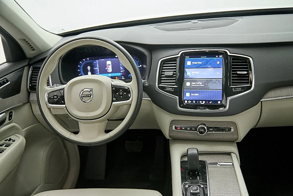 New 2023 Crystal White Volvo Plus image 25