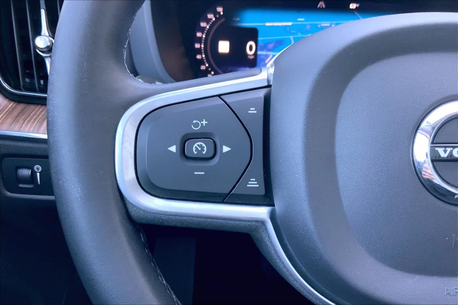 Used 2022 Platinum Grey Metallic Volvo Momentum image 24