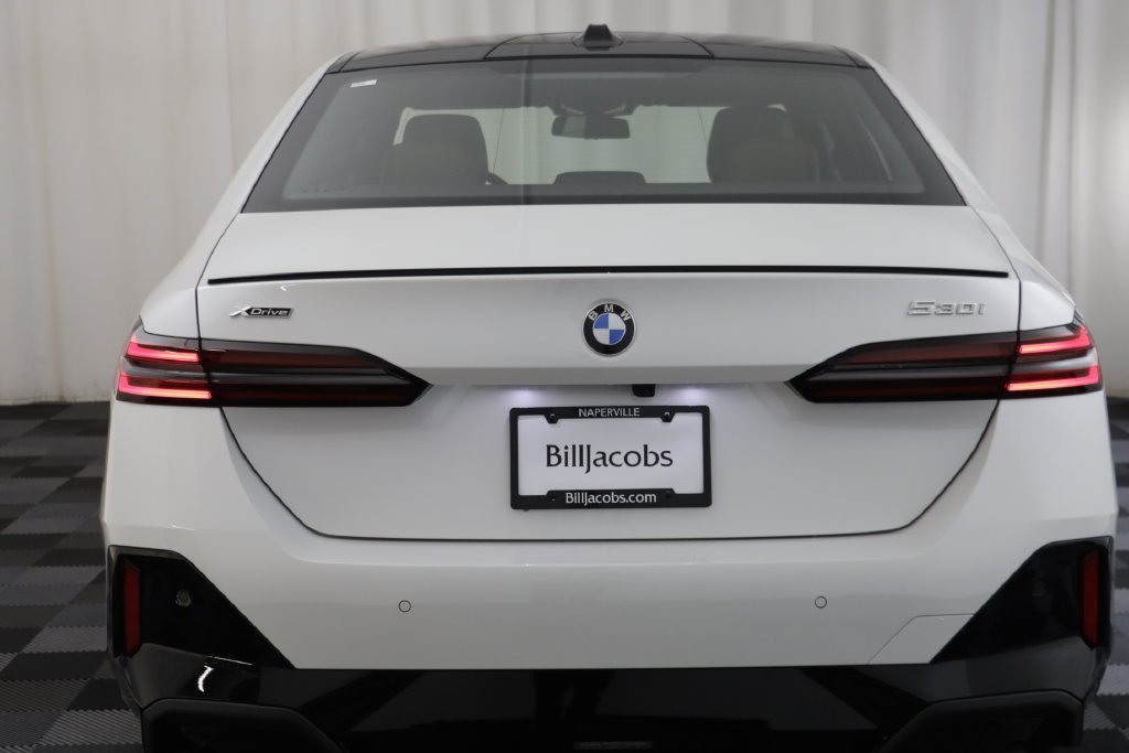 New 2027 Mineral White Metallic BMW 530i xDrive image 16