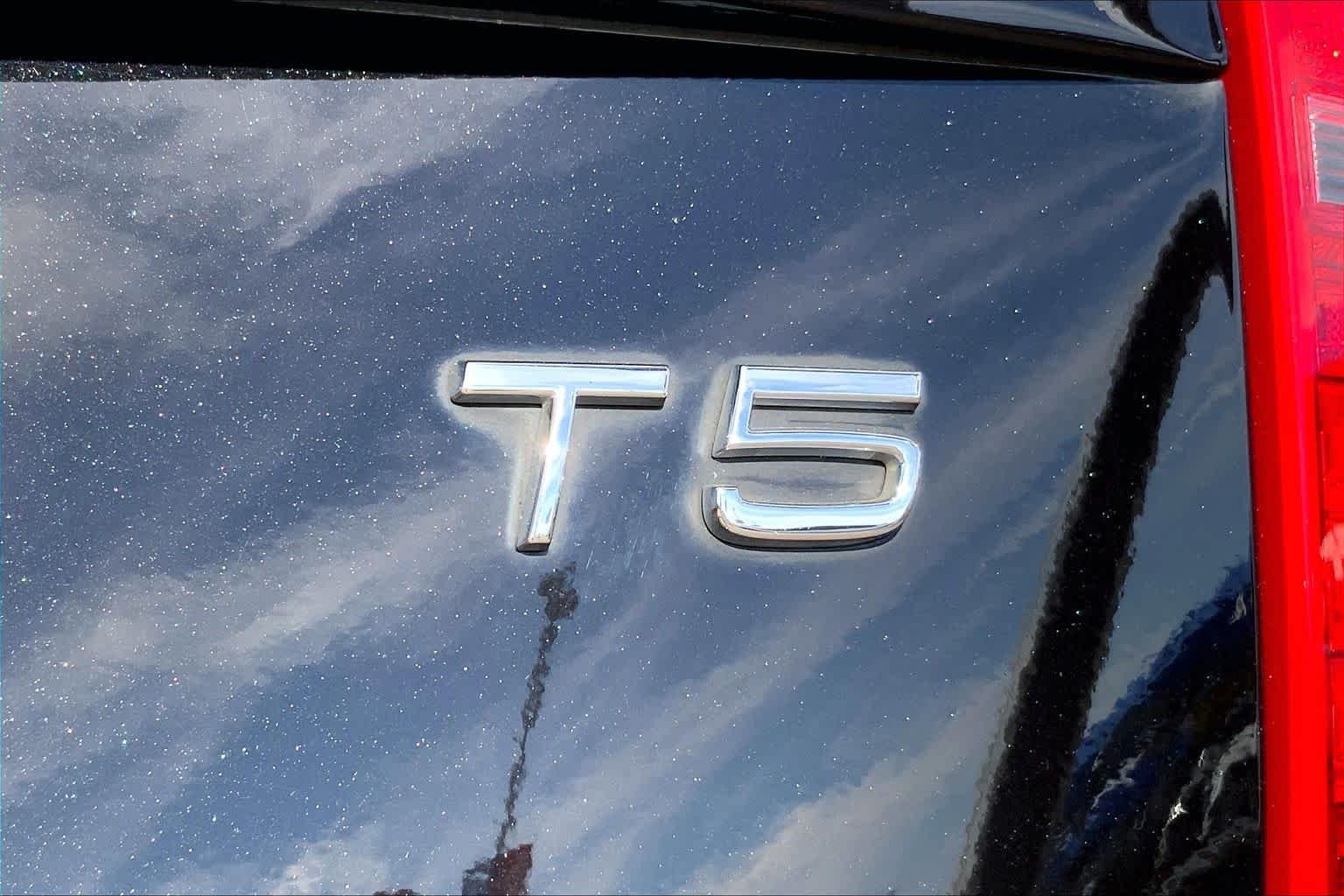 Used 2020 Onyx Black Metallic Volvo Momentum image 10