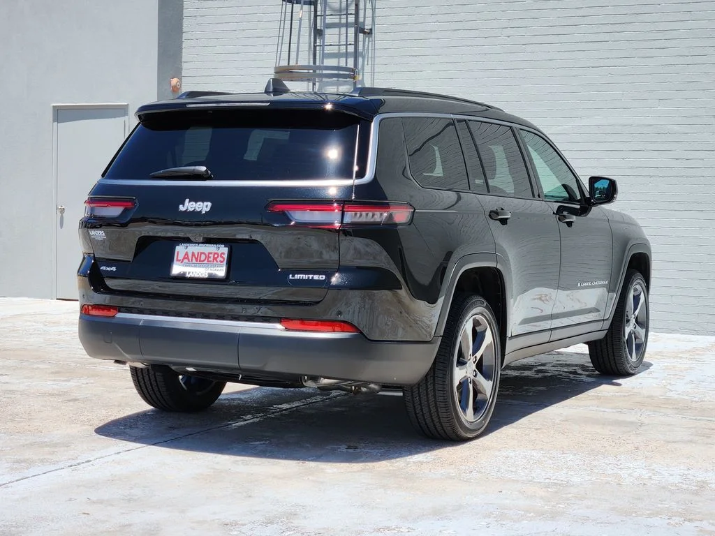 New 2026 Diamond Black Crystal Pearlcoat Jeep Limited image 4