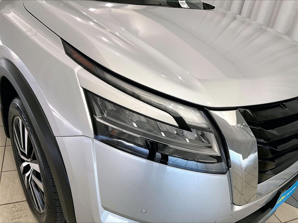 Used 2023 Silver Nissan Platinum image 34