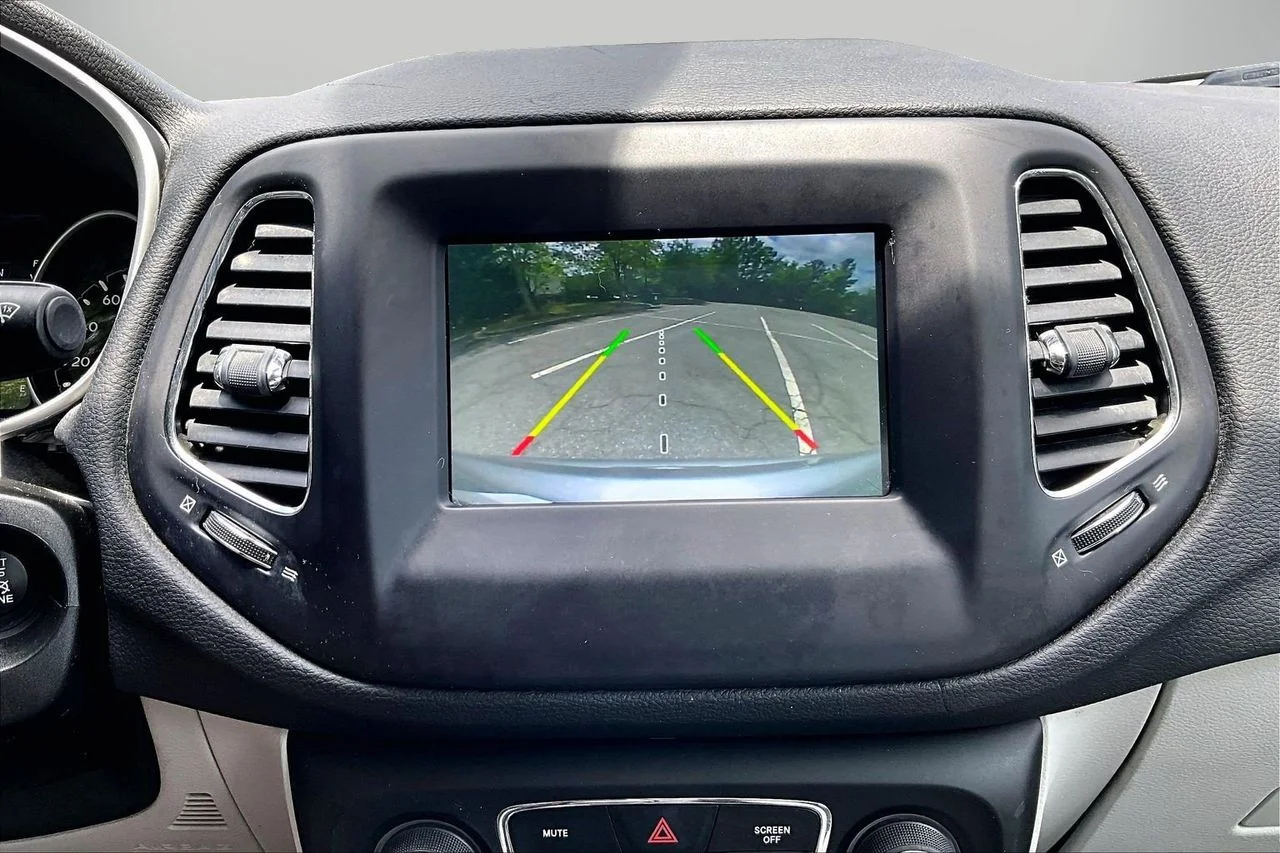Used 2019 Silver Jeep Latitude image 13