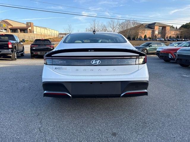 New 2026 White Hyundai SE image 8