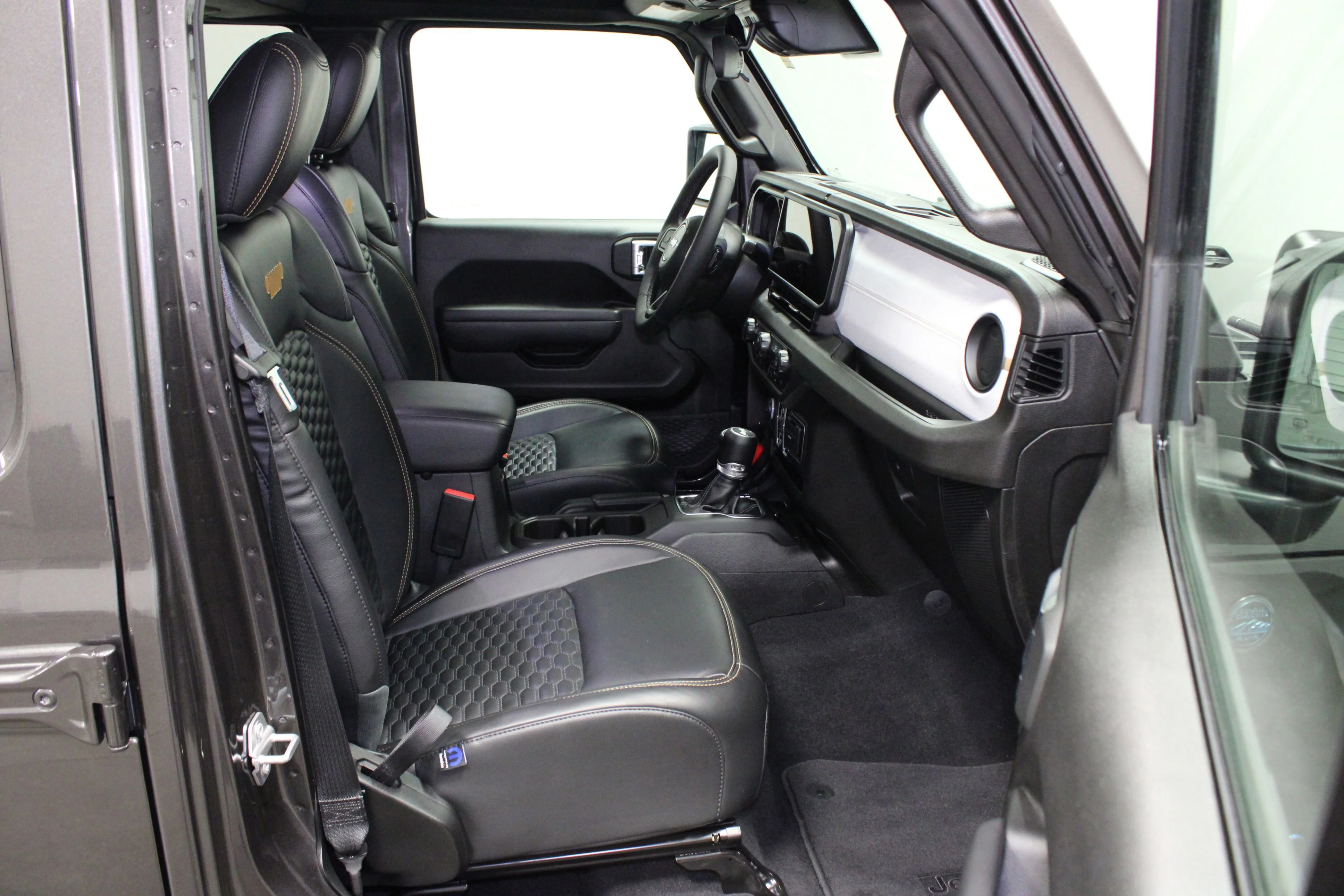 Used 2025 Granite Crystal Metallic Clearcoat Jeep Sport S image 14