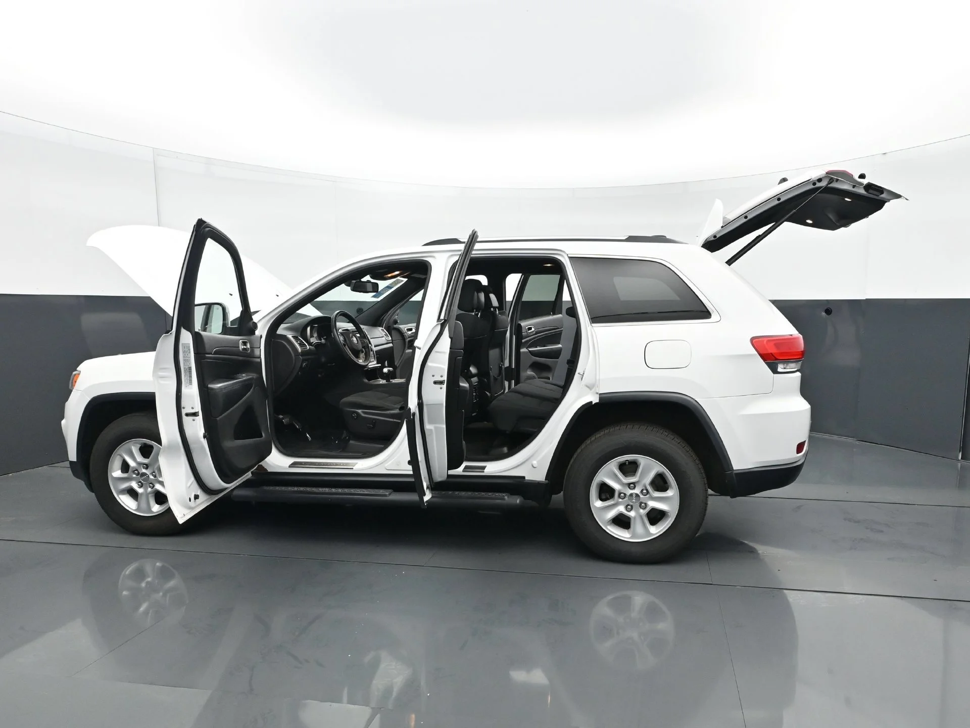 Used 2015 Bright White Clearcoat Jeep Laredo image 30