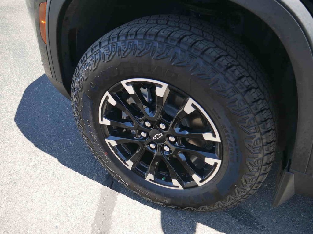 Used 2026  Chevrolet Z71 image 12