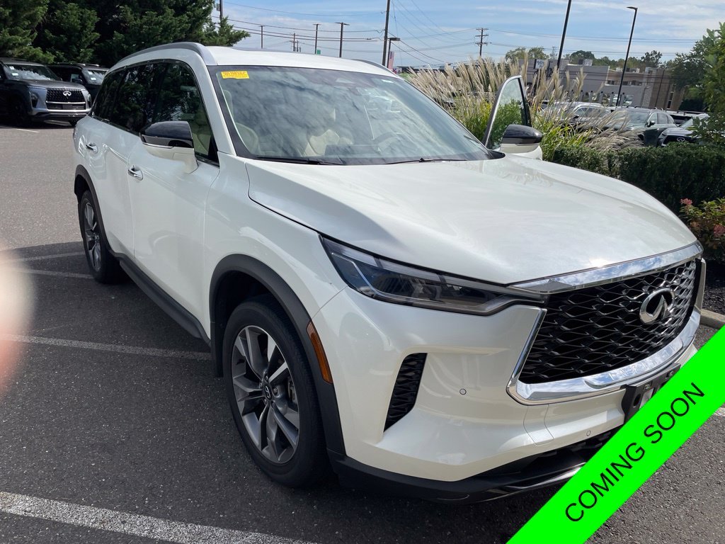 Certified Used 2024 Majestic White INFINITI LUXE image 1
