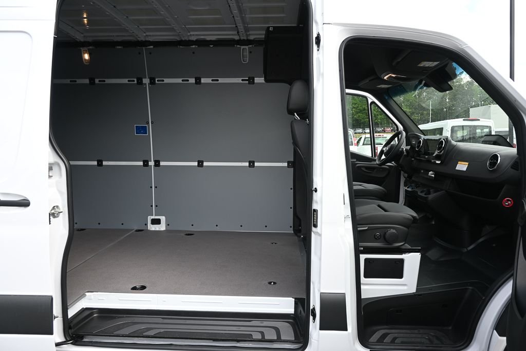 New 2026 Arctic+White Mercedes-Benz Cargo 170 WB image 20