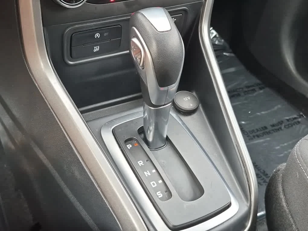 Used 2020 Shadow Black Ford SE image 12