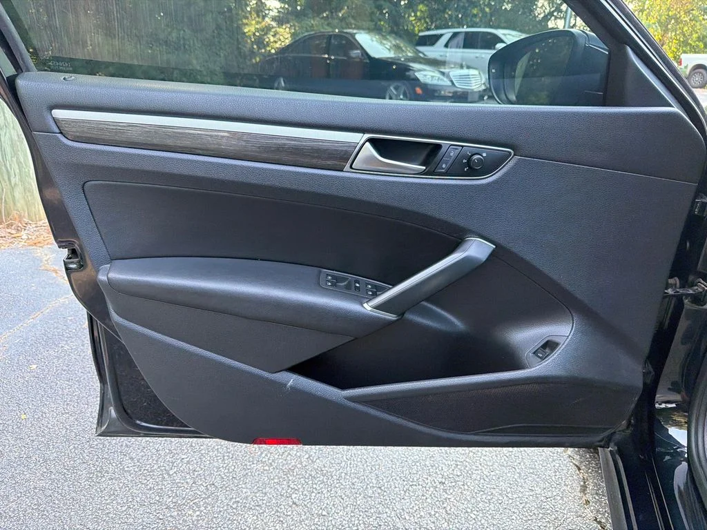 Used 2018 Black Volkswagen 2.0T SE image 10