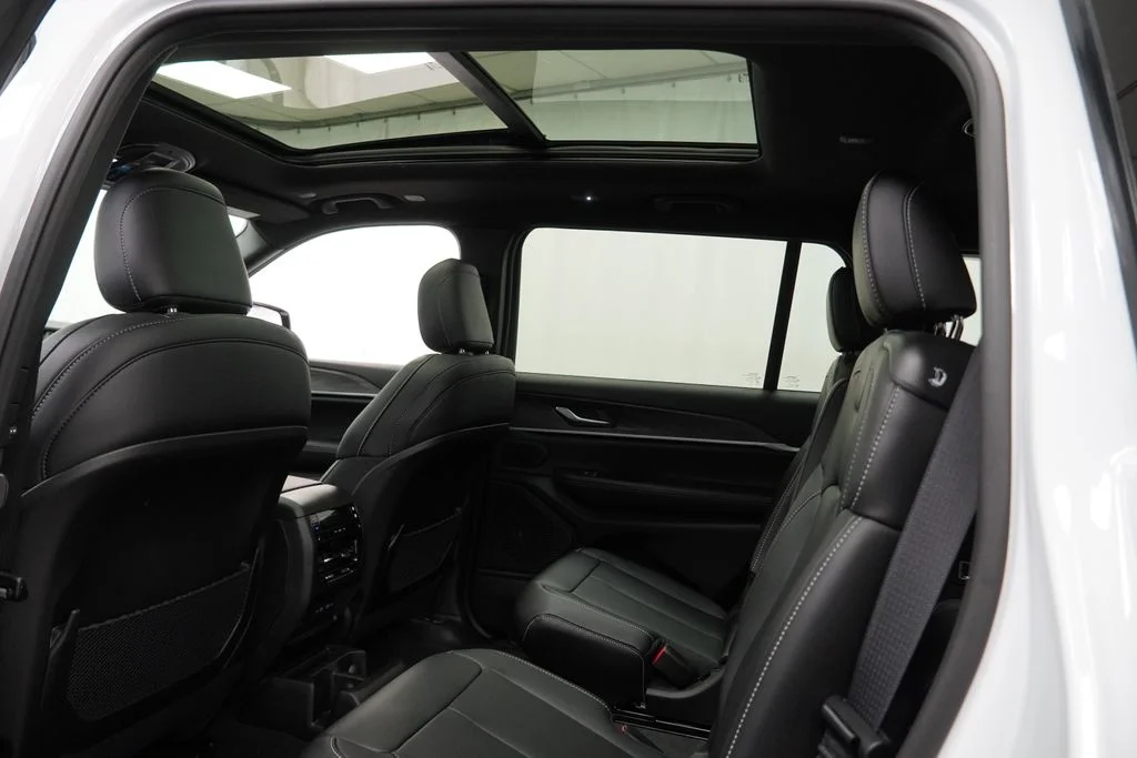 New 2026 Bright White Clear-Coat Exterior Paint Jeep Limited image 19