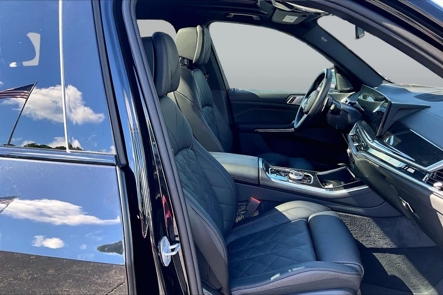 Used 2026 Black Sapphire Metallic BMW M60i image 9