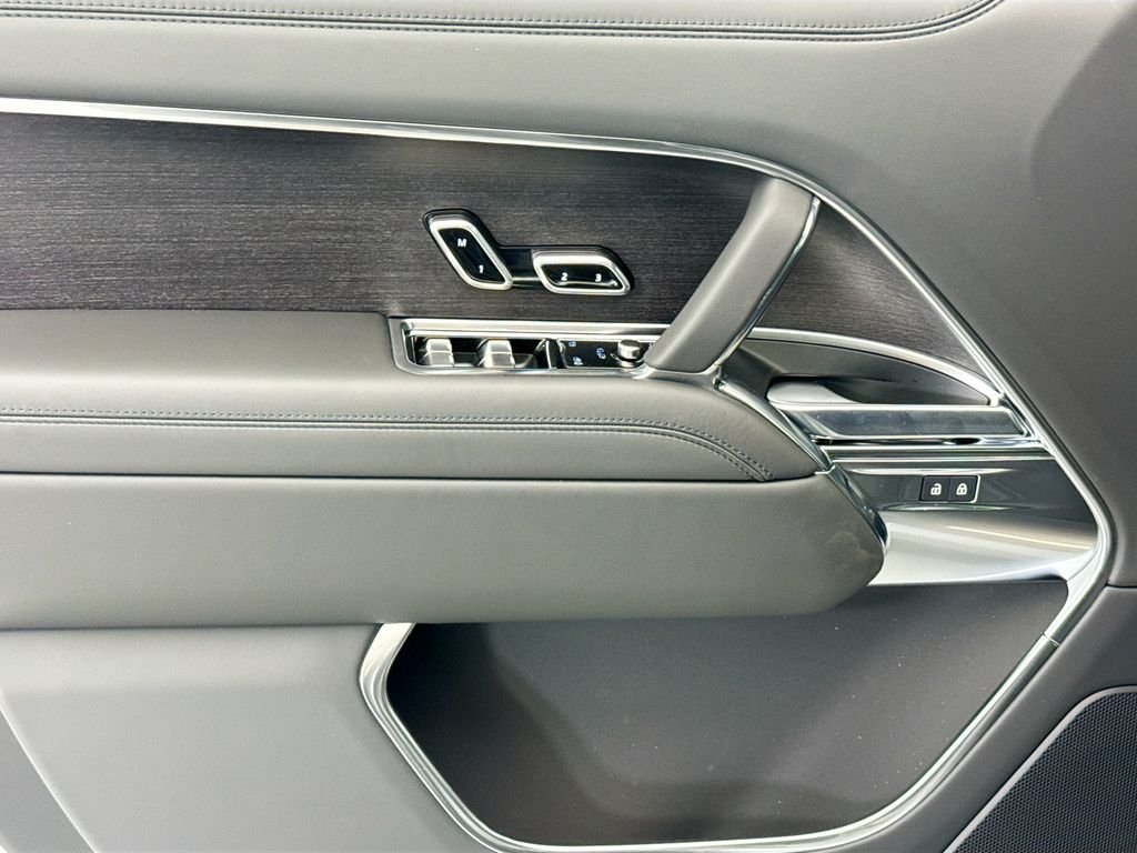 New 2026 Eiger Grey Land Rover SE image 22