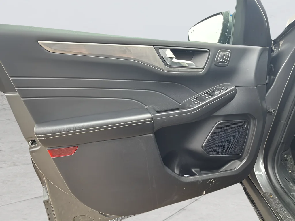 Used 2022  Ford Titanium image 11