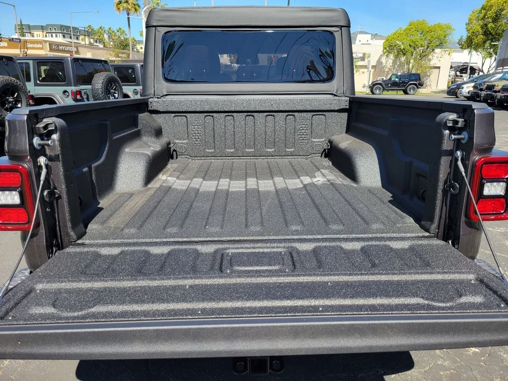 New 2026 Granite Crystal Metallic Clear-Coat Exterior Paint Jeep Rubicon image 18