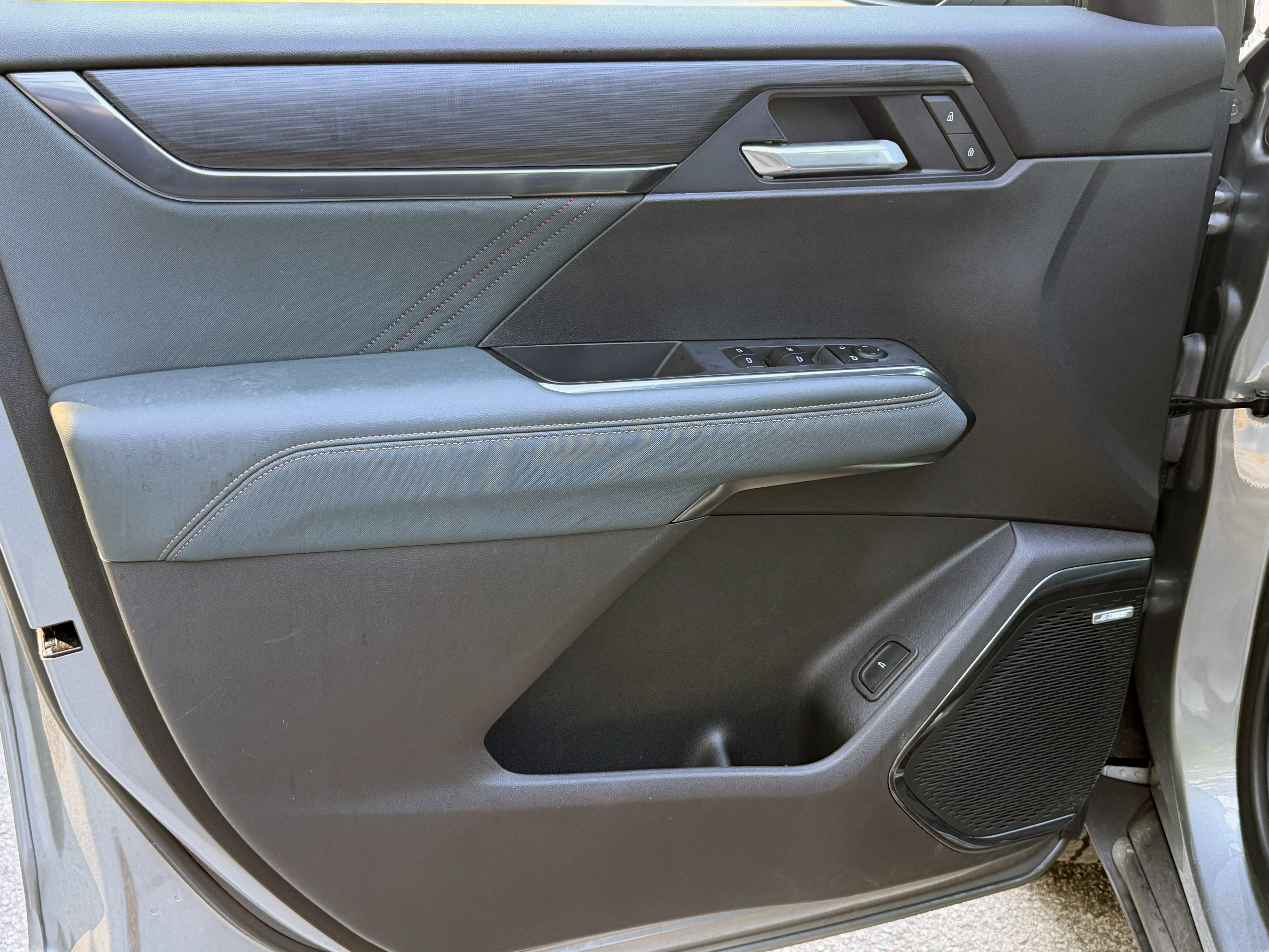 Used 2025 Sterling Metallic GMC AT4 image 5