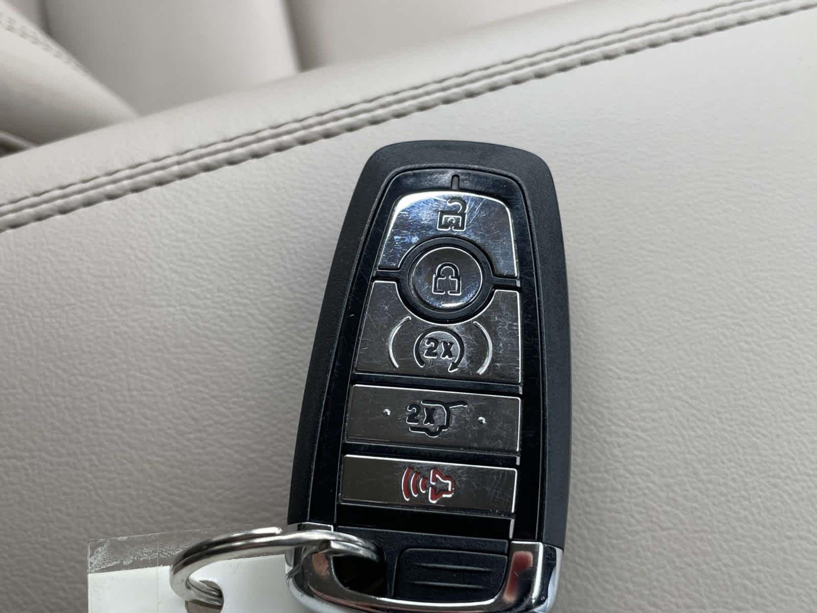 Used 2023 Ceramic Pearl Lincoln Standard image 4
