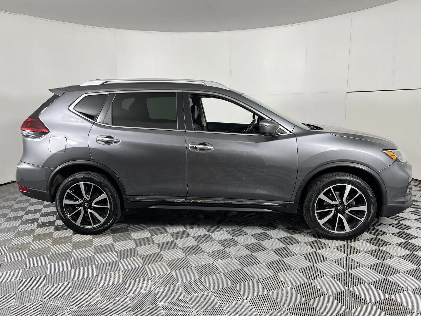Used 2019 Gun Metallic Nissan SL image 11