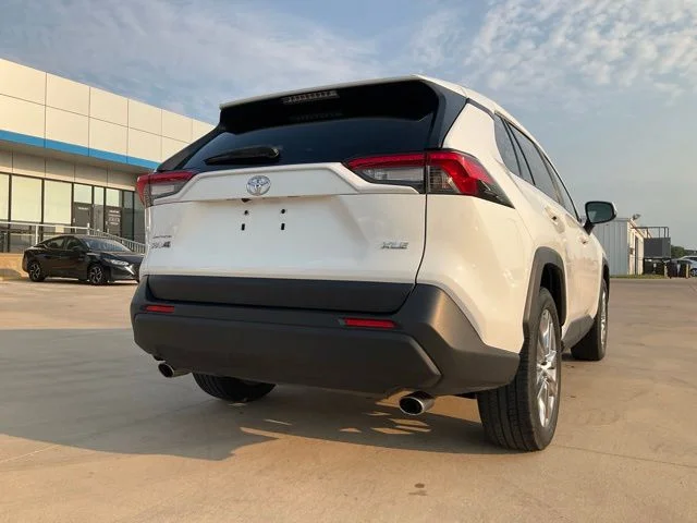 Used 2019 White Toyota XLE Premium image 31