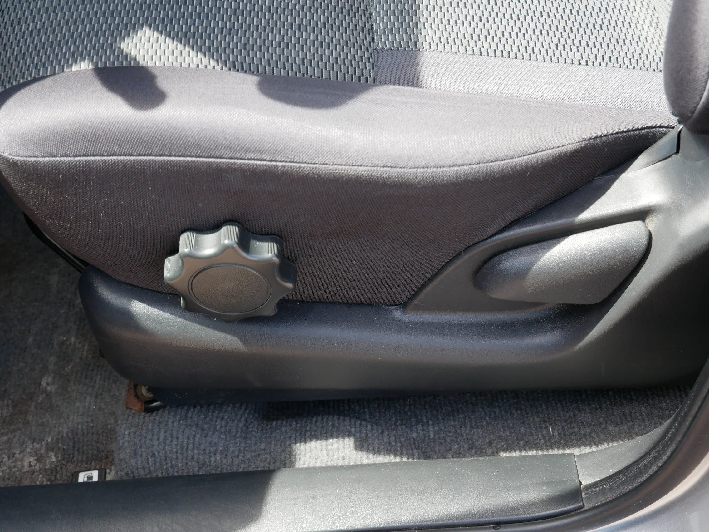 Used 2004 Titanium Metallic Toyota  image 19