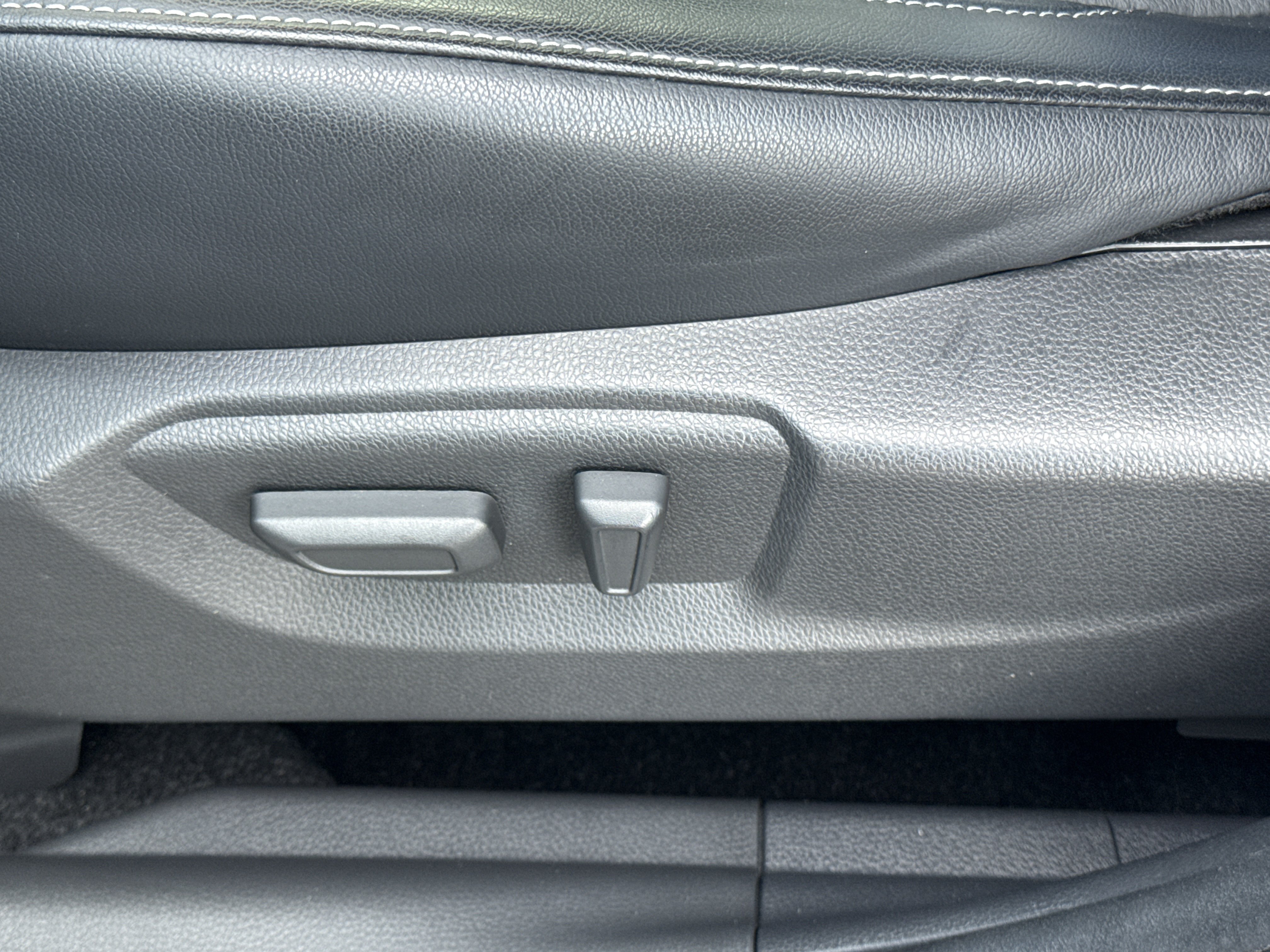 Used 2022  Mitsubishi SE image 17