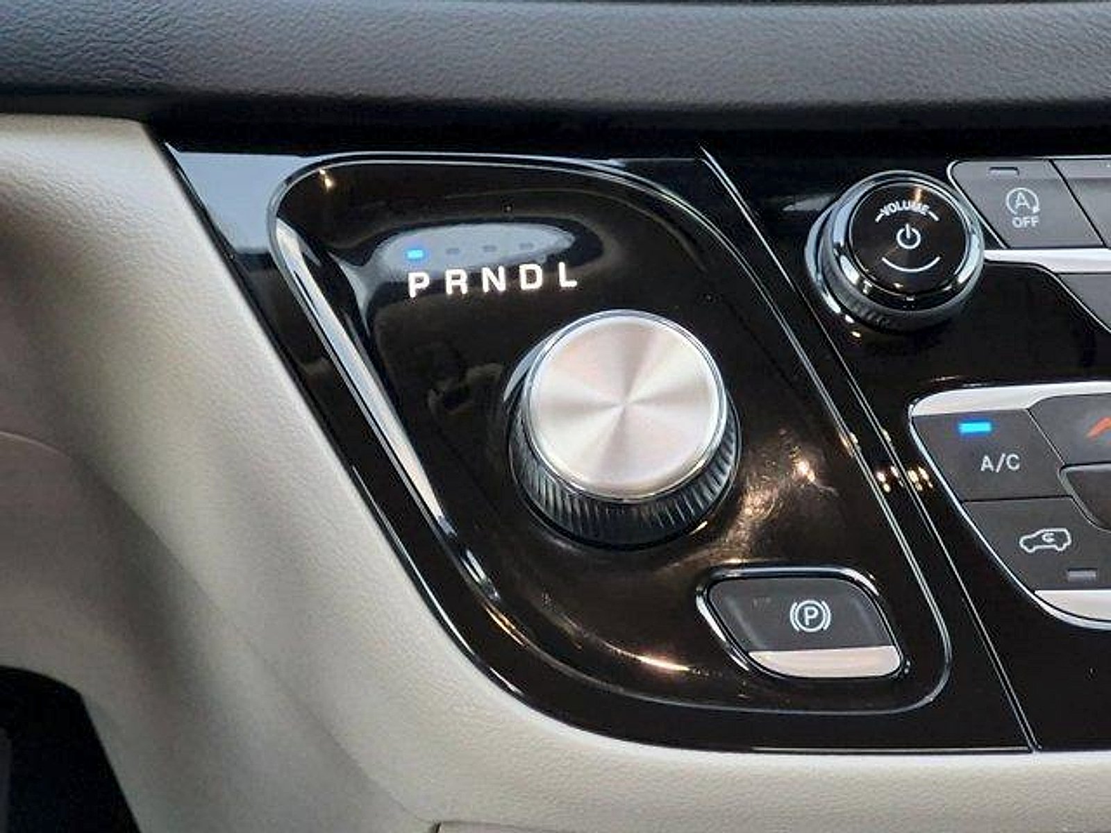 Used 2023 Bright White Clearcoat Chrysler Touring L image 15