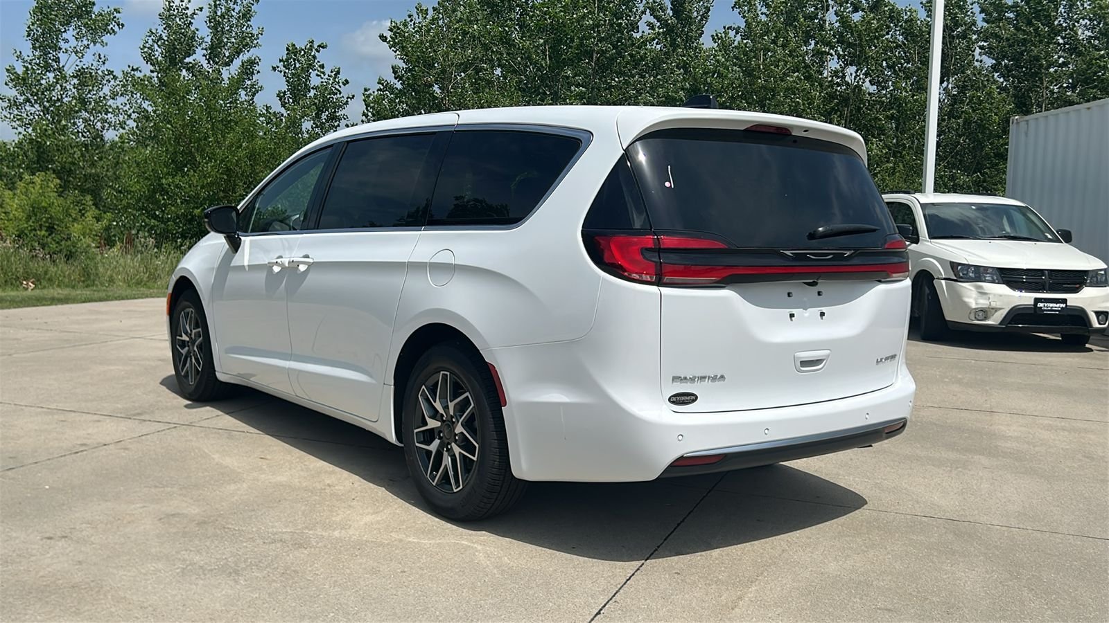 New 2027 Bright White Clear-Coat Exterior Paint Chrysler Limited image 6