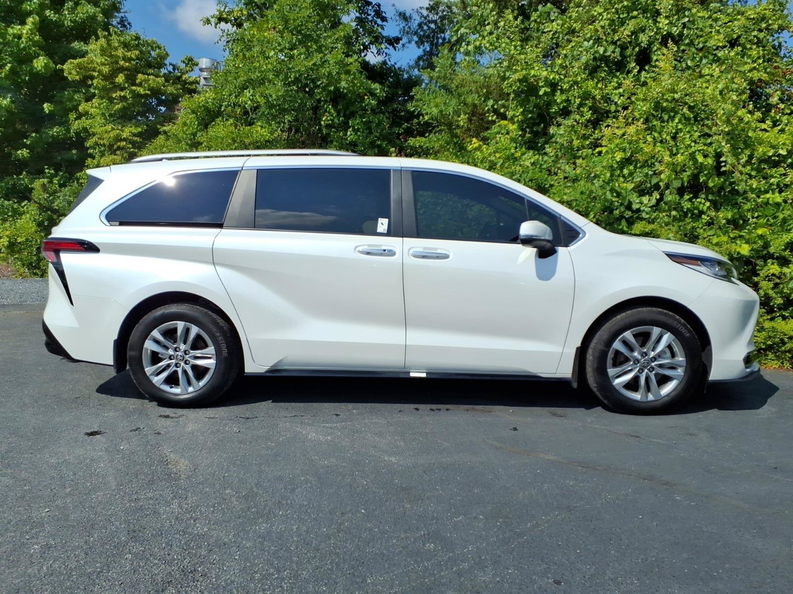 Used 2026 Wind Chill Pearl Toyota Limited image 8