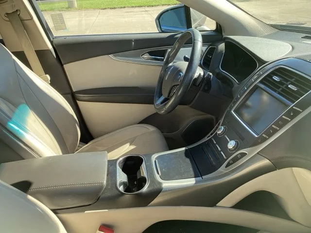 Used 2016  Lincoln Reserve image 19