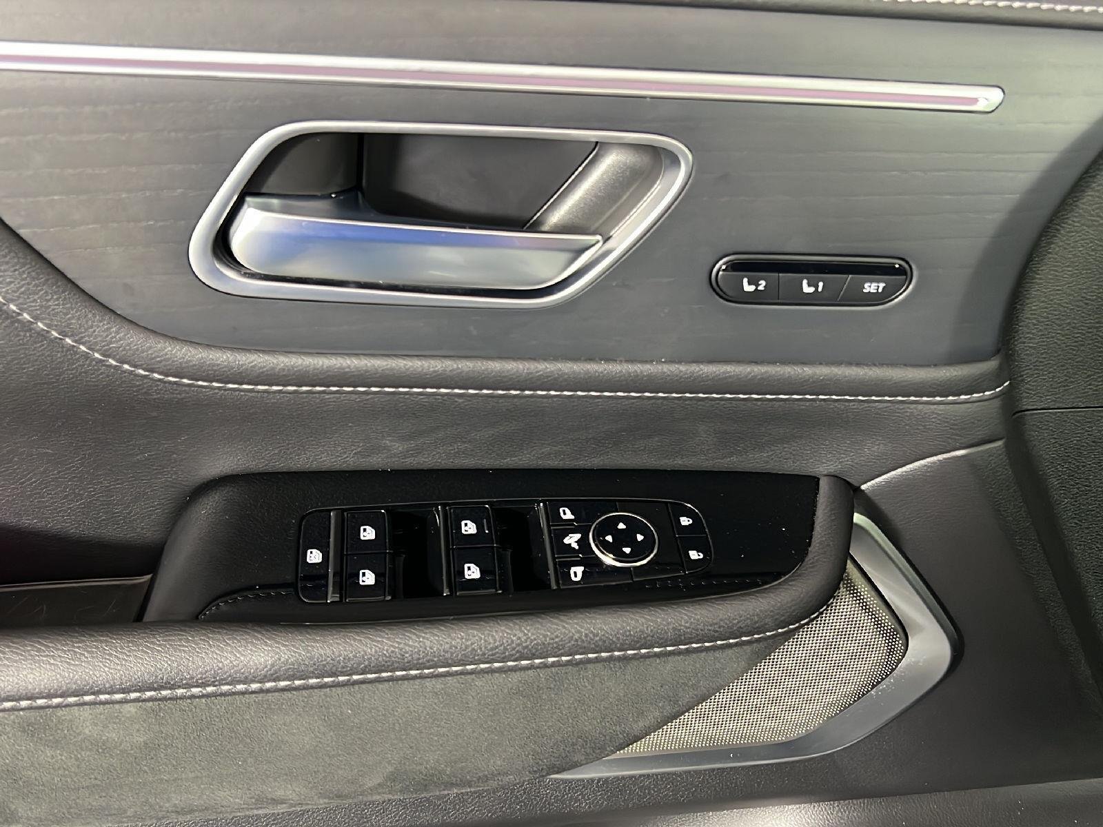 Used 2025 Radiant White INFINITI SENSORY image 15