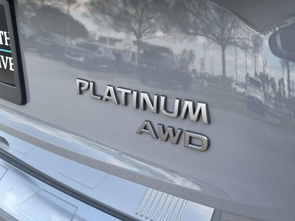 New 2026 Boulder Gray Pearl / Super Black Two-tone Nissan Platinum image 8