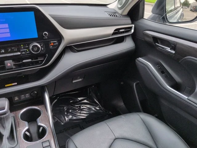 Certified Used 2024  Toyota Limited image 17