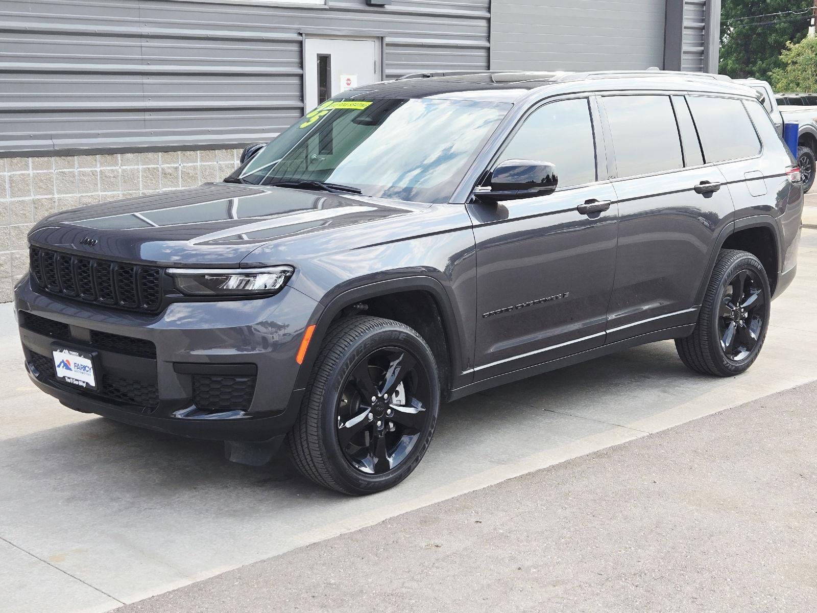 Used 2025 Metallic Jeep Altitude X image 1