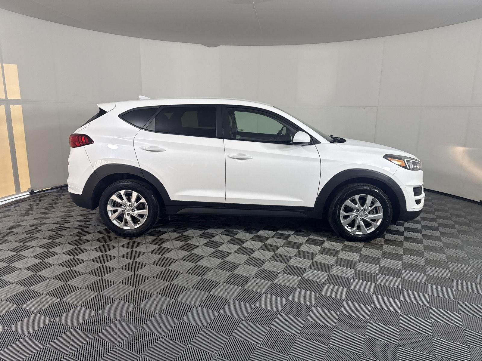 Used 2019 White Pearl Hyundai SE image 9