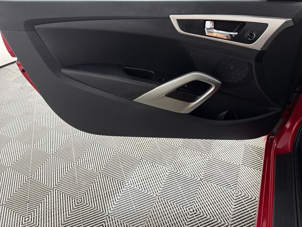 2013 Hyundai Veloster Base - Photo 10