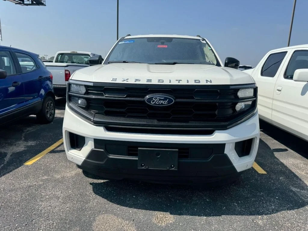 Used 2025 Oxford White Ford Active image 4