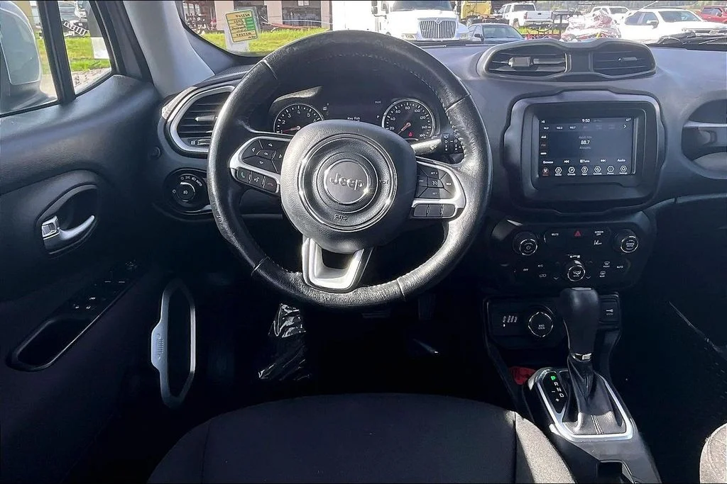 Used 2021 Silver Jeep Latitude image 5